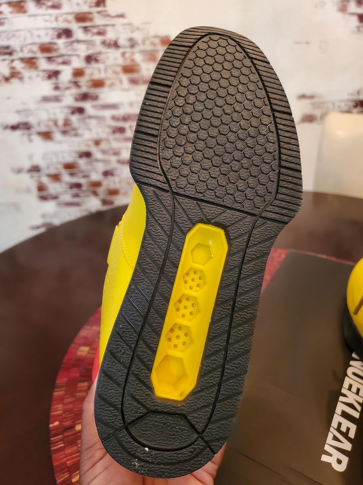 MANUEKLEAR weightlifting shoes sole detail showing honeycomb pattern and heel construction