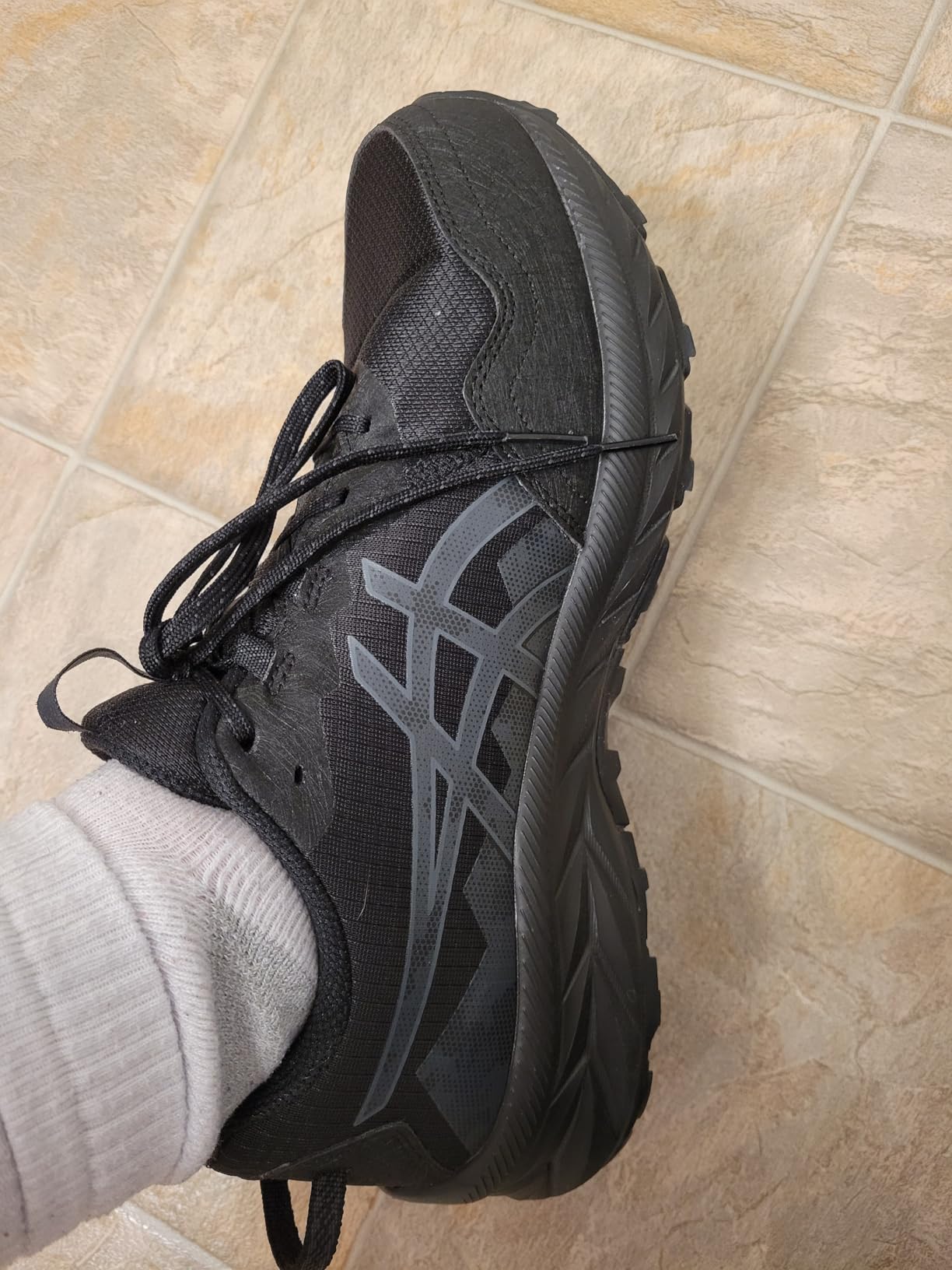 ASICS Gel-Venture 10 side profile showing AMPLIFOAM midsole and GEL cushioning technology
