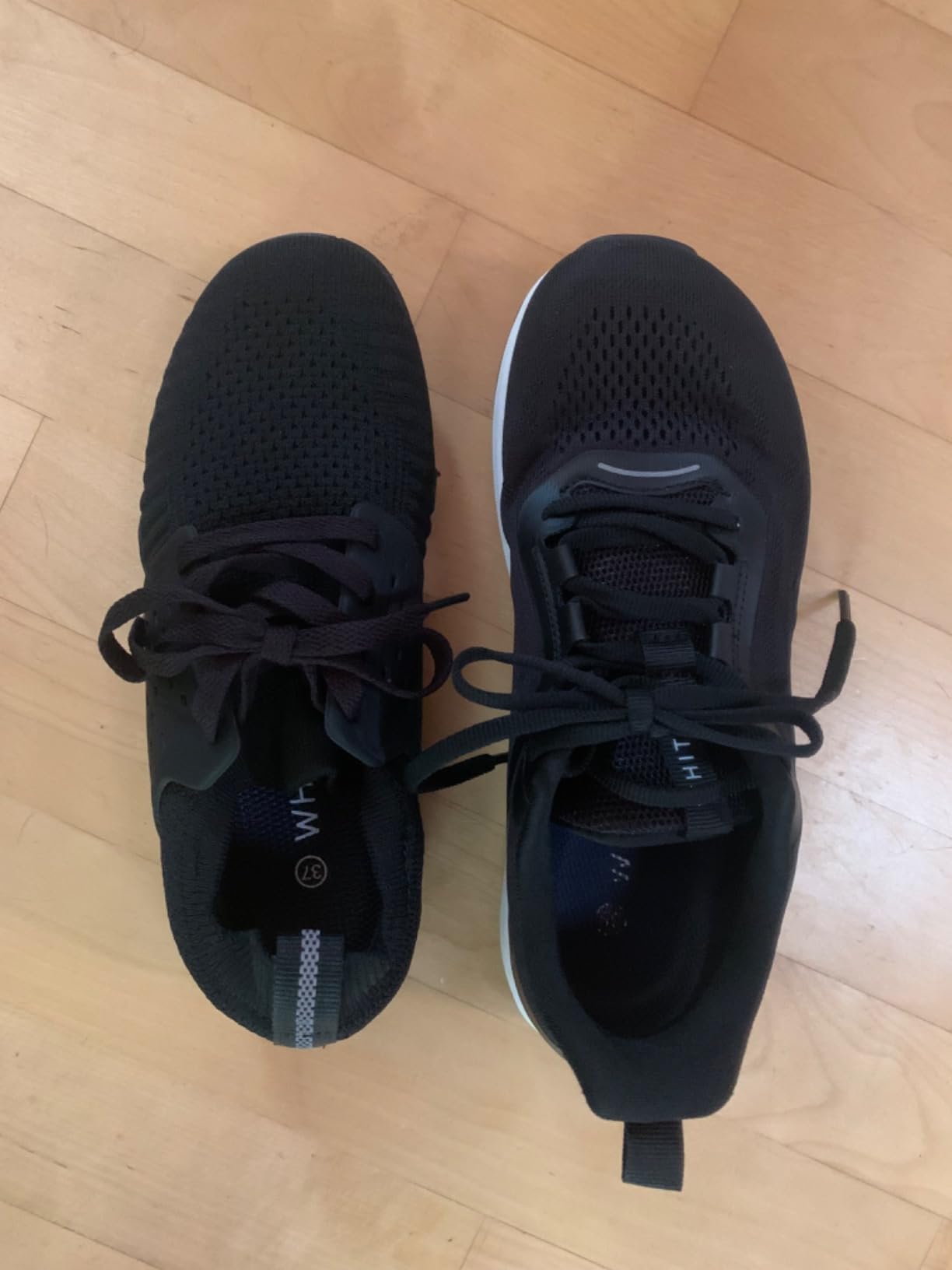 Comparison showing WHITIN barefoot shoe alongside other minimalist footwear styles