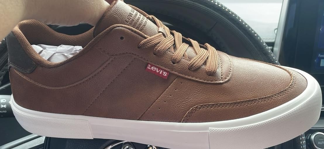 Levi's Munro sneaker in different lighting showing color accuracy