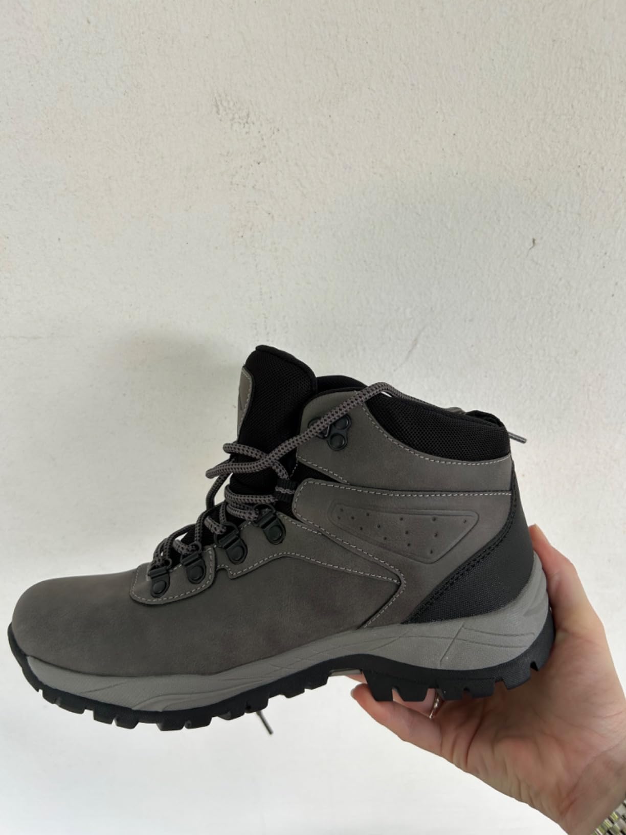 CC-Los hiking boot design details showing lacing system and ankle support features