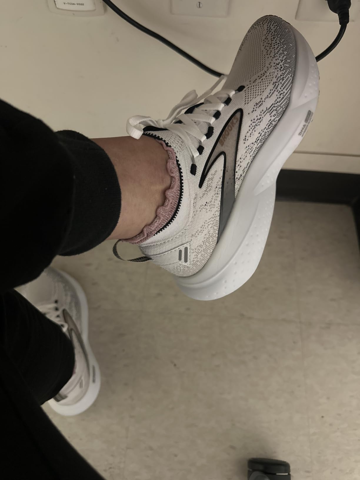 Detailed view of Brooks Glycerin Stealthfit 21 upper construction showing adaptive fit technology