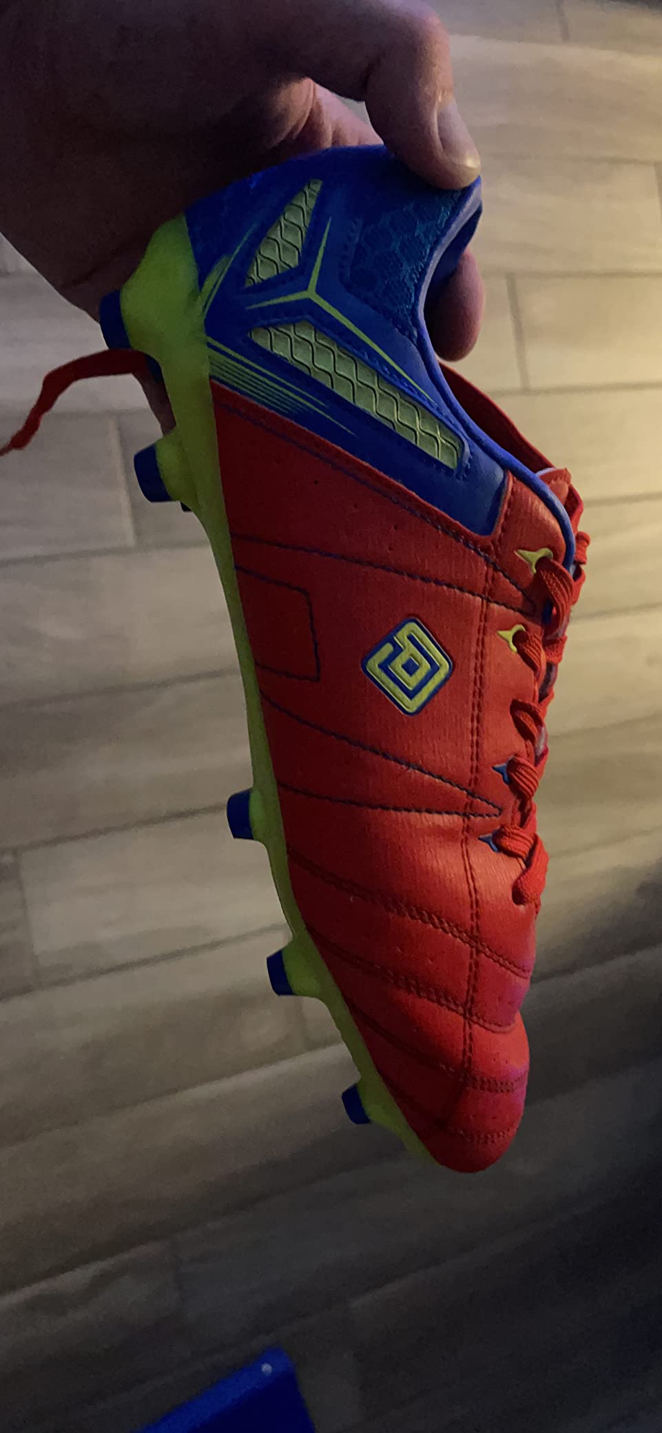 DREAM PAIRS soccer cleats showing lightweight construction and design details