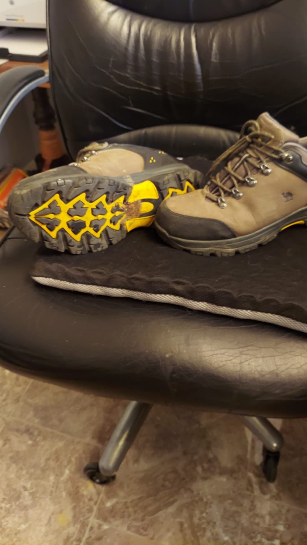 CAMEL CROWN hiking shoes sole pattern showing 5mm deep lugs for traction on various terrain
