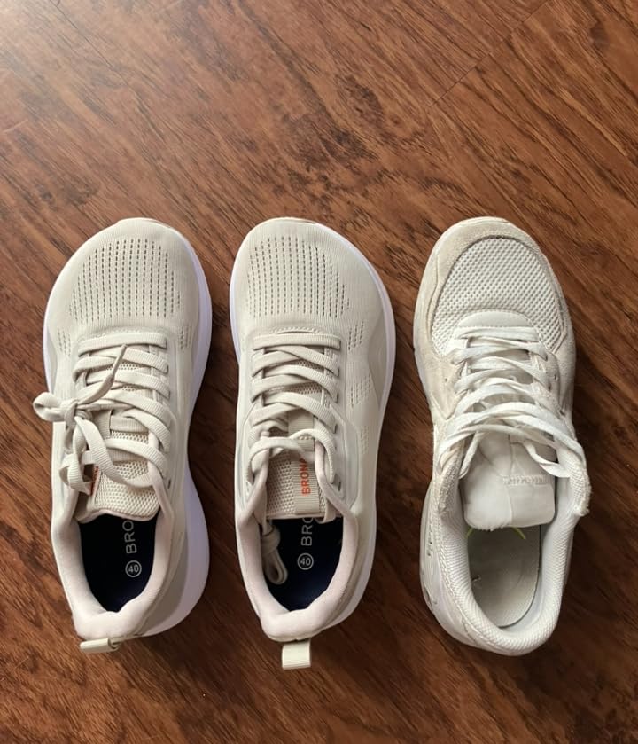 BRONAX shoes compared to Nike Air Max showing size and width differences