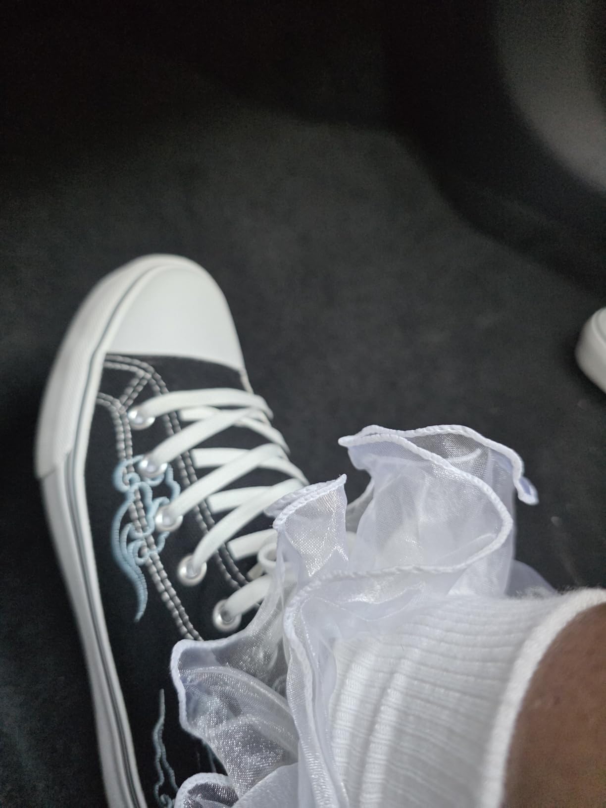 Side profile of kufeiti canvas sneakers showing ankle height and overall silhouette design