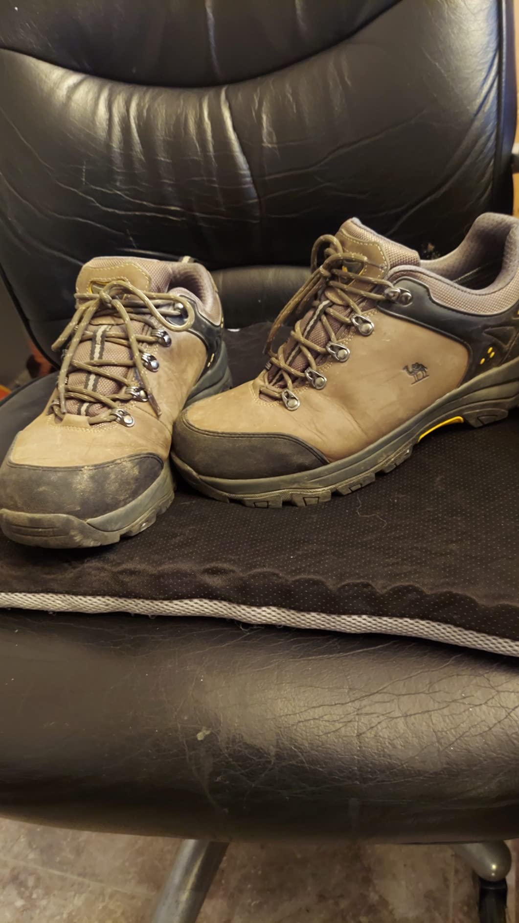CAMEL CROWN hiking shoes lacing system and eyelet design showing metal hardware construction