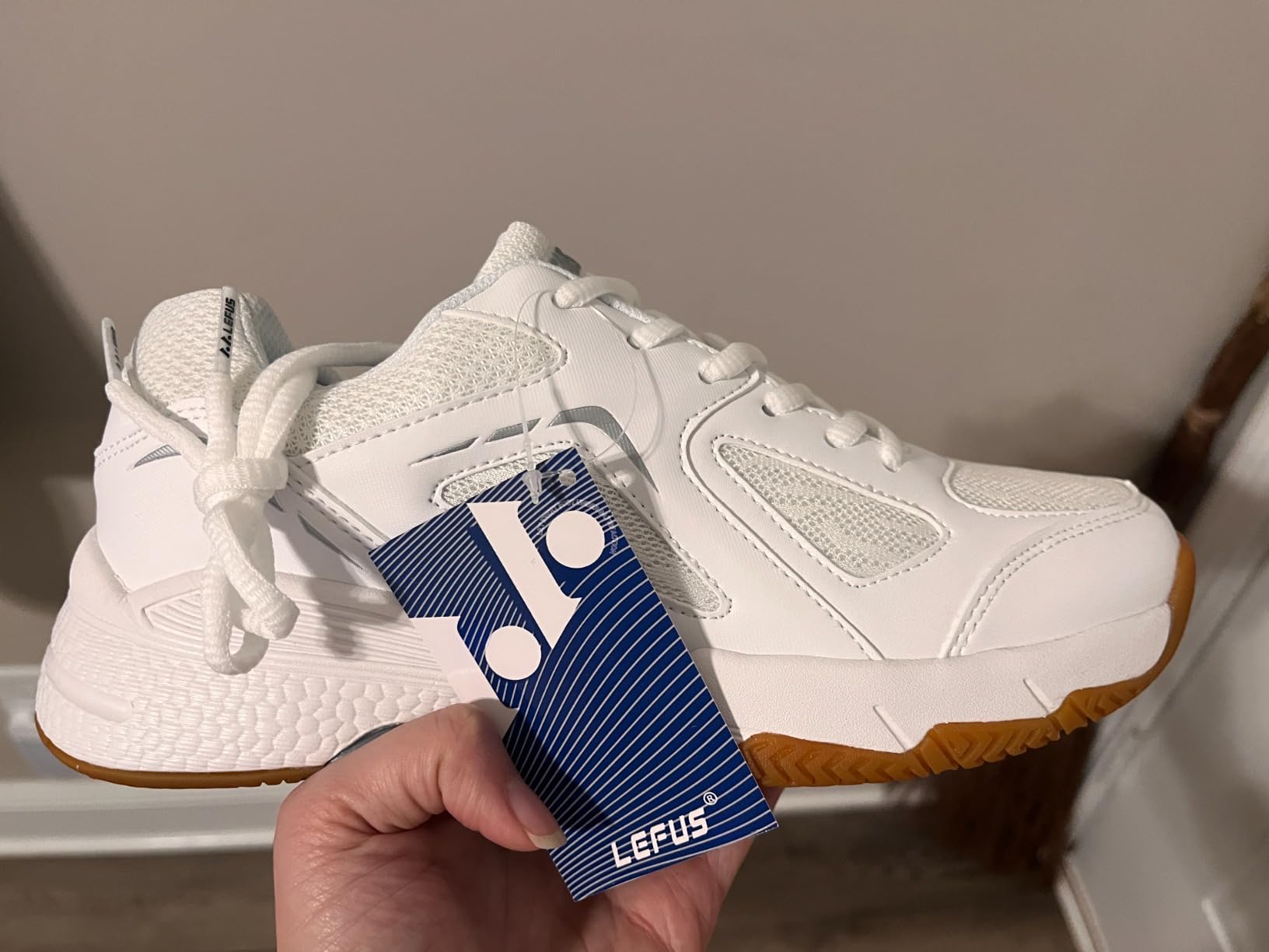 LEFUS P601 sole pattern showing zigzag traction design for court sports