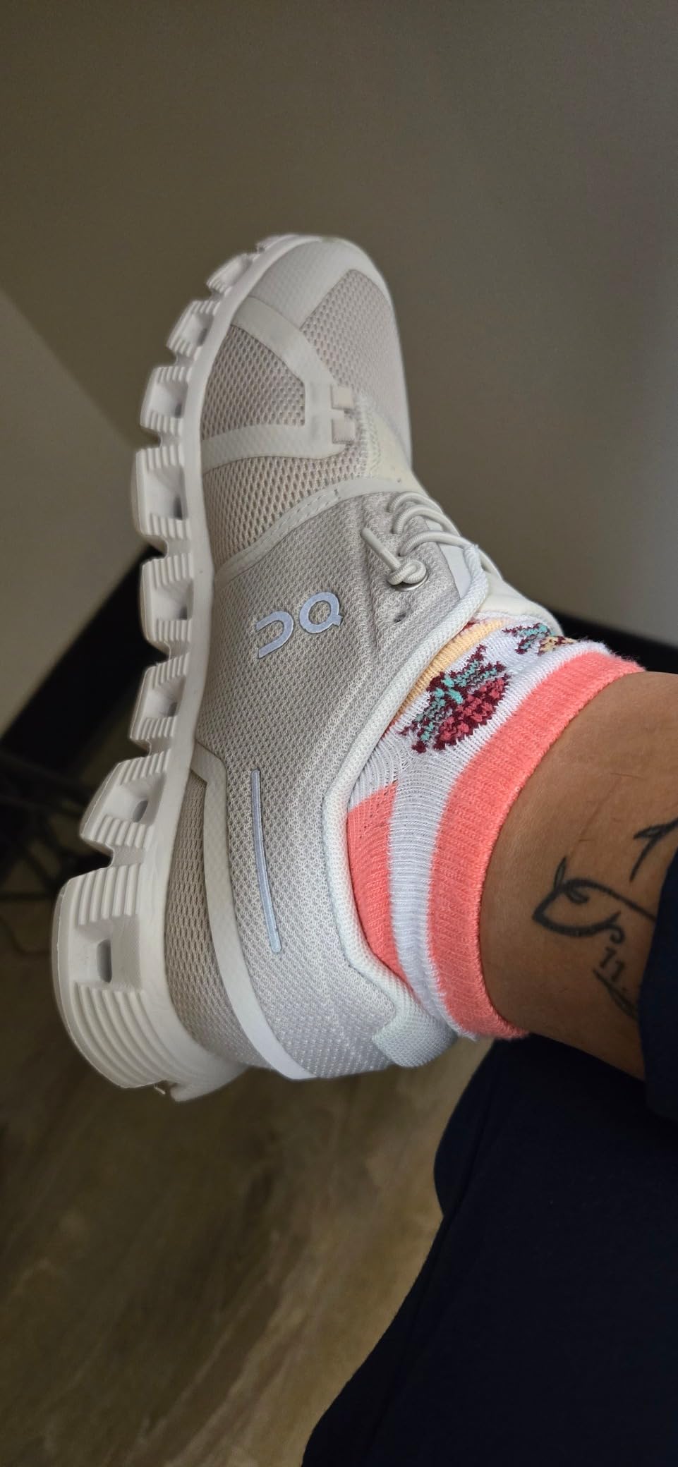 Close-up view of On Cloud 5 mesh upper and elastic lacing system