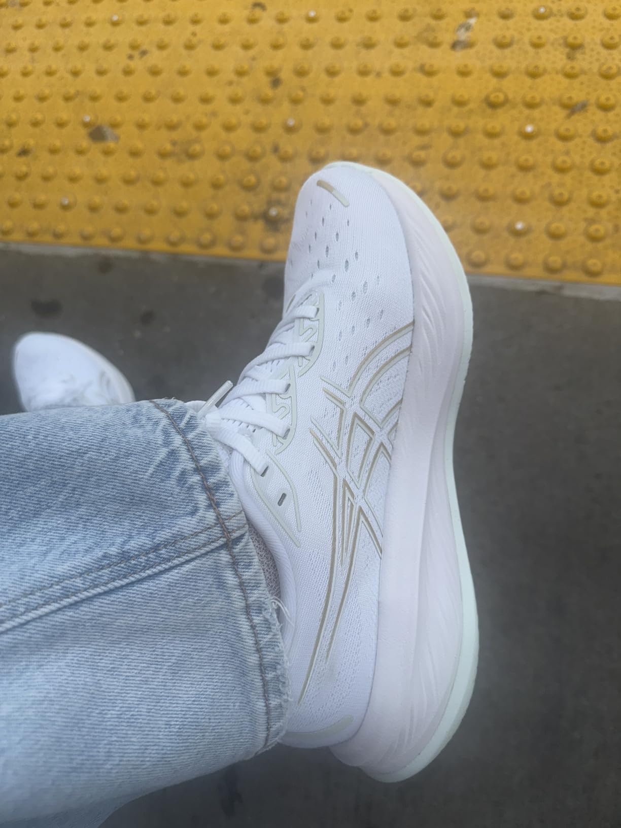 Close-up of ASICS Gel-Cumulus 26 engineered mesh upper showing breathable design and synthetic overlays