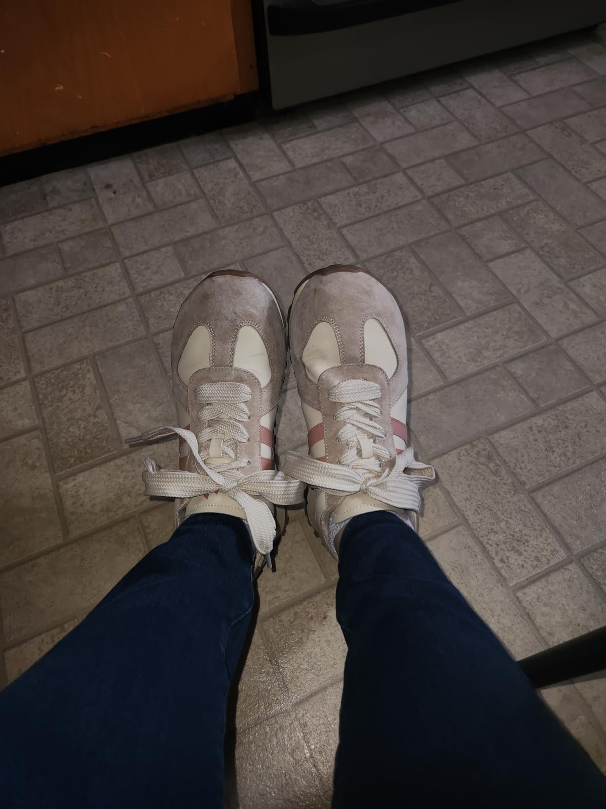 SOMILISS wide toe box sneakers showing comfortable fit and stylish design on feet
