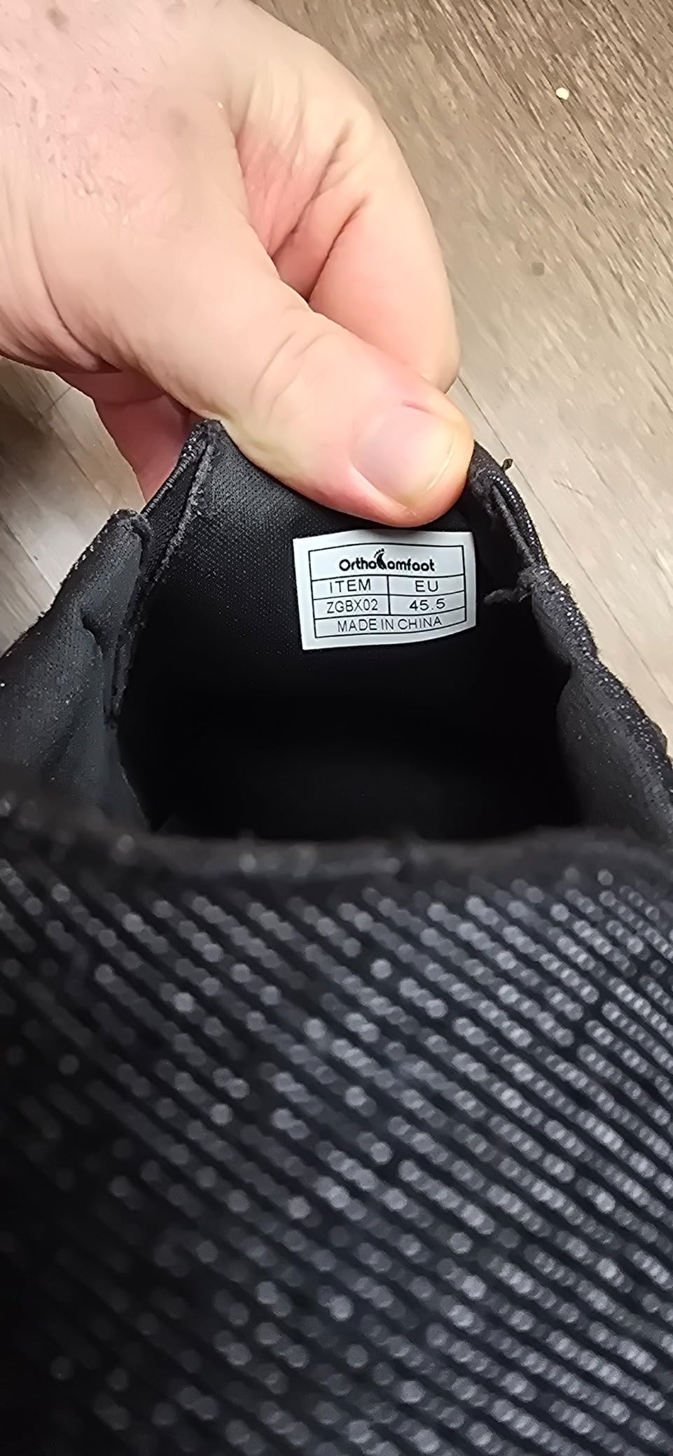Product packaging and size comparison showing actual shoe versus advertised sizing