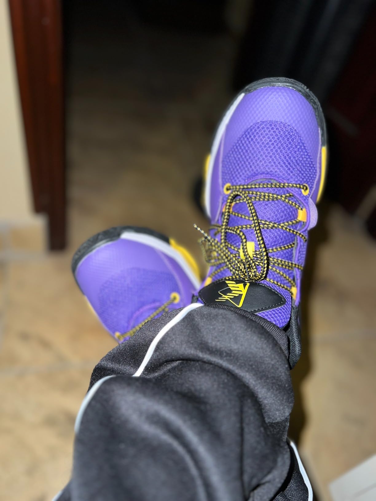 Community feedback showing mixed reviews of ASHION basketball shoes from real users