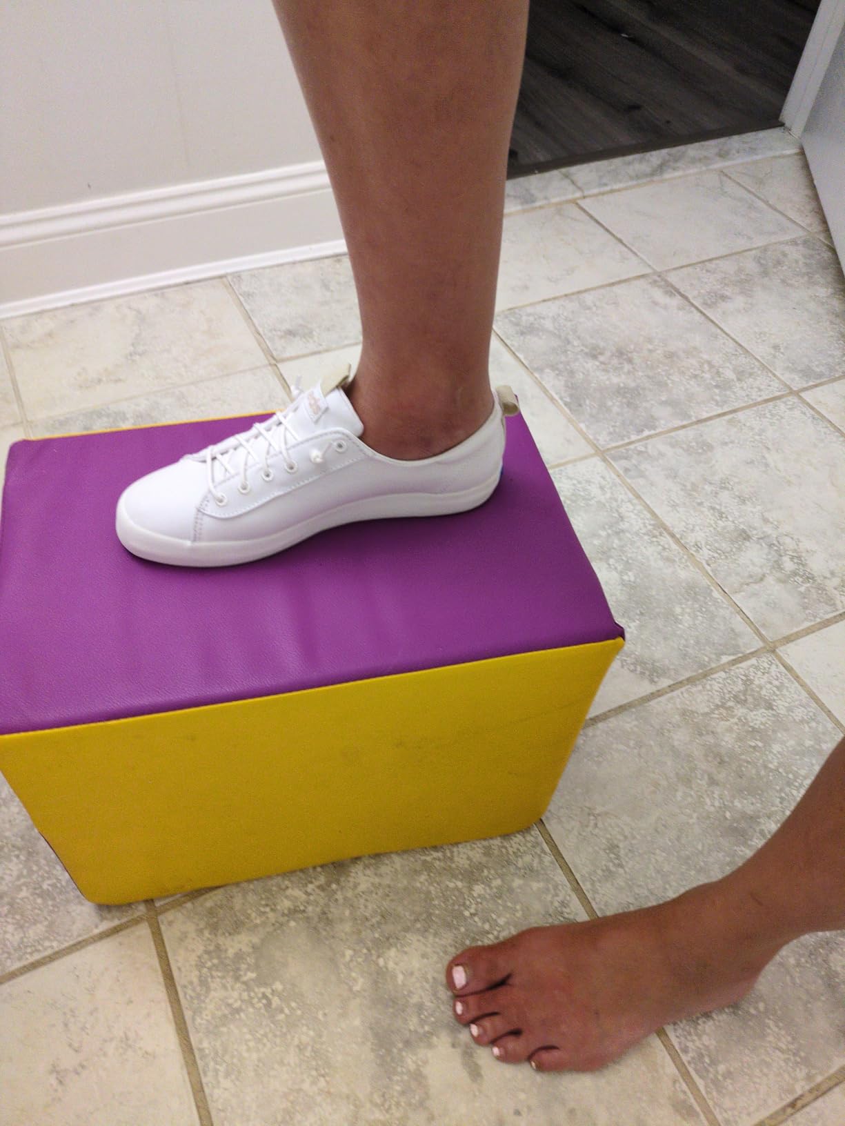 Size comparison showing fit issues with Keds Kickback highlighting narrow width