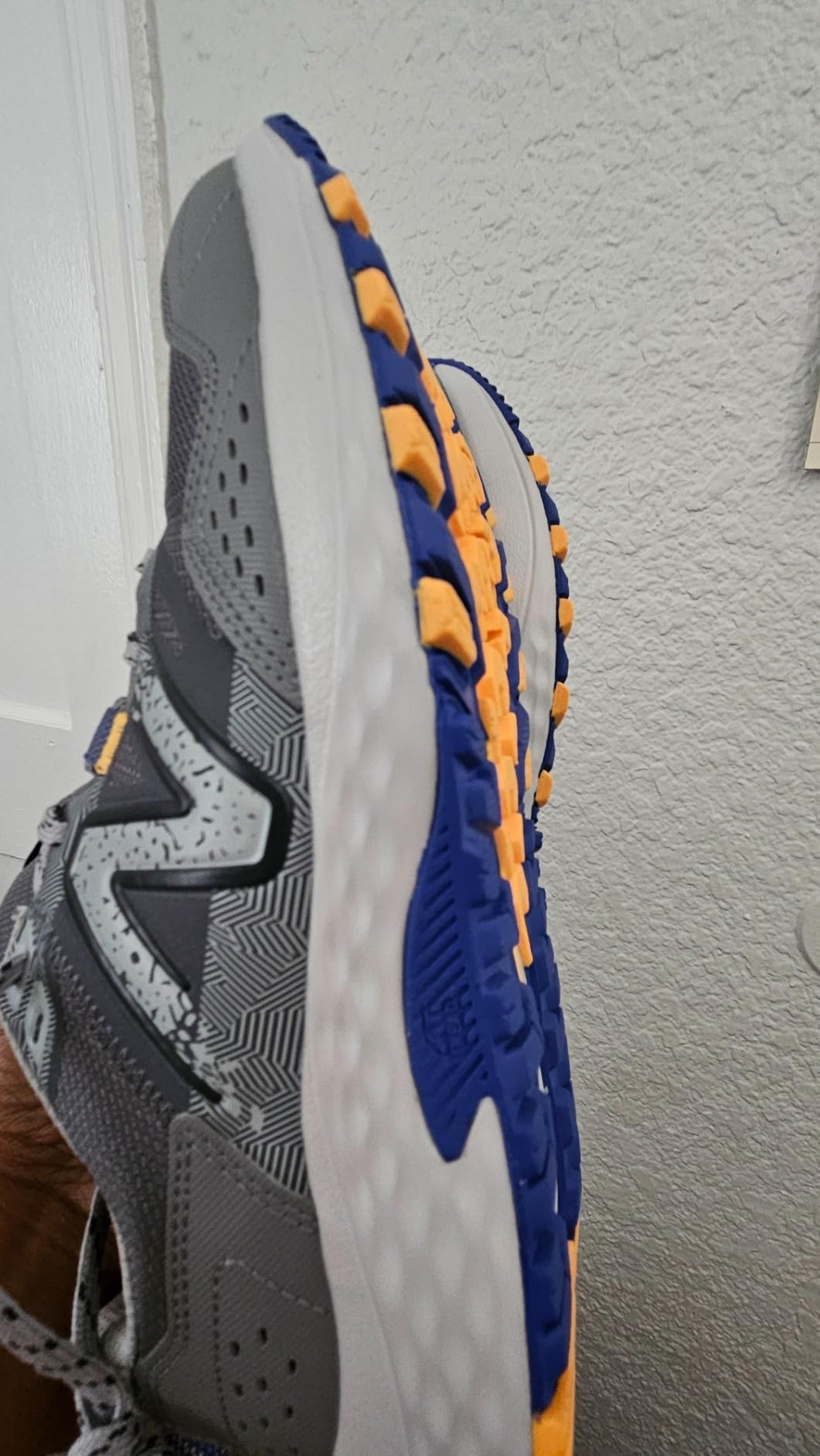New Balance MT410V8 showcasing design details and colorway options for trail running