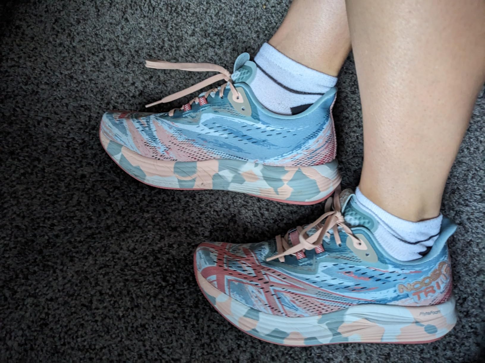ASICS Noosa TRI 15 side profile showing GUIDESOLE curved sole technology and heel design
