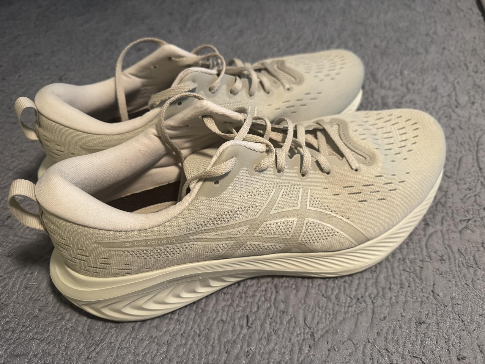 Close-up of ASICS Gel-Excite 10 lacing system and collar padding showing comfortable fit details