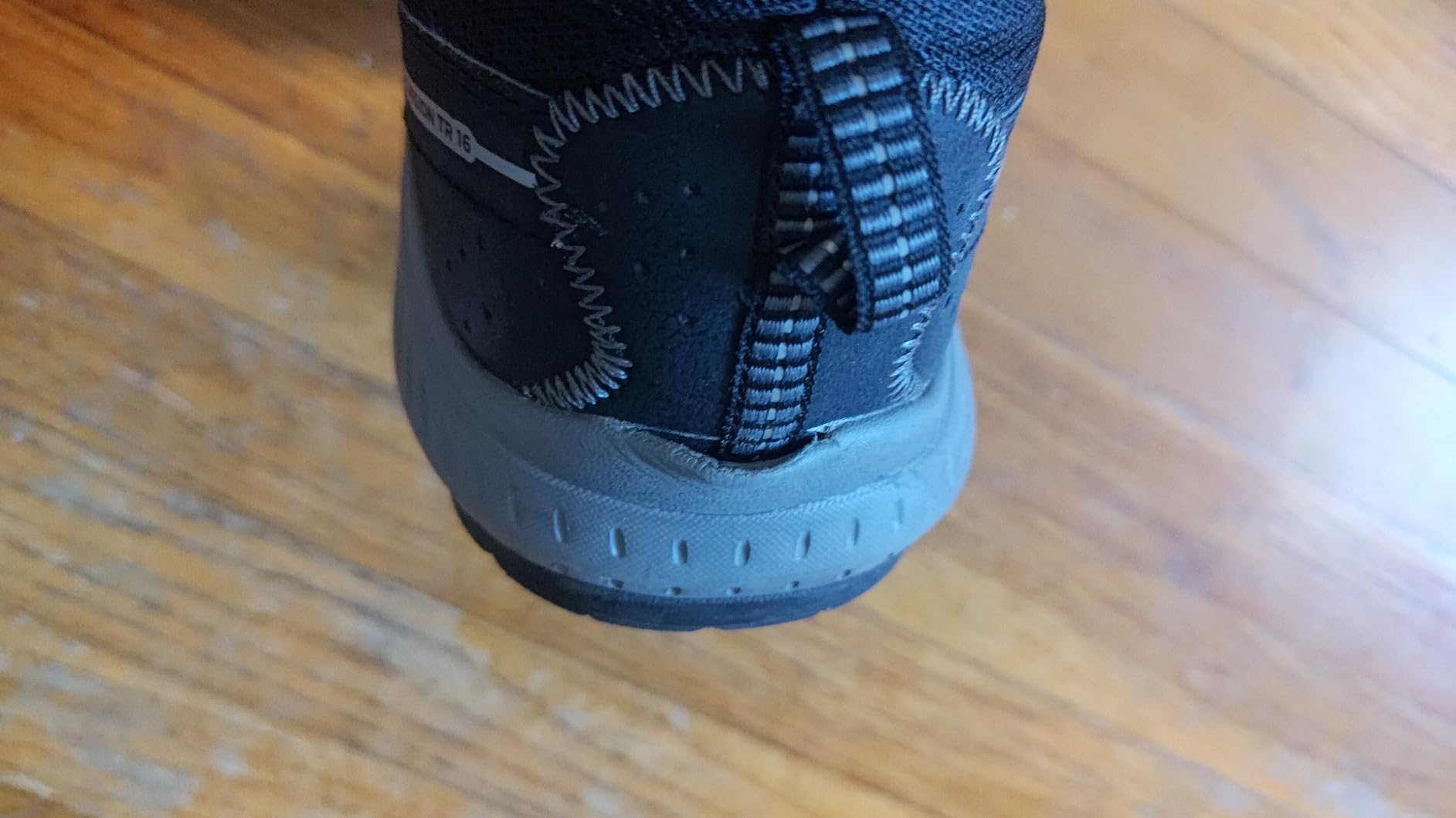 Example of toe separation durability issue reported by multiple Saucony TR16 users