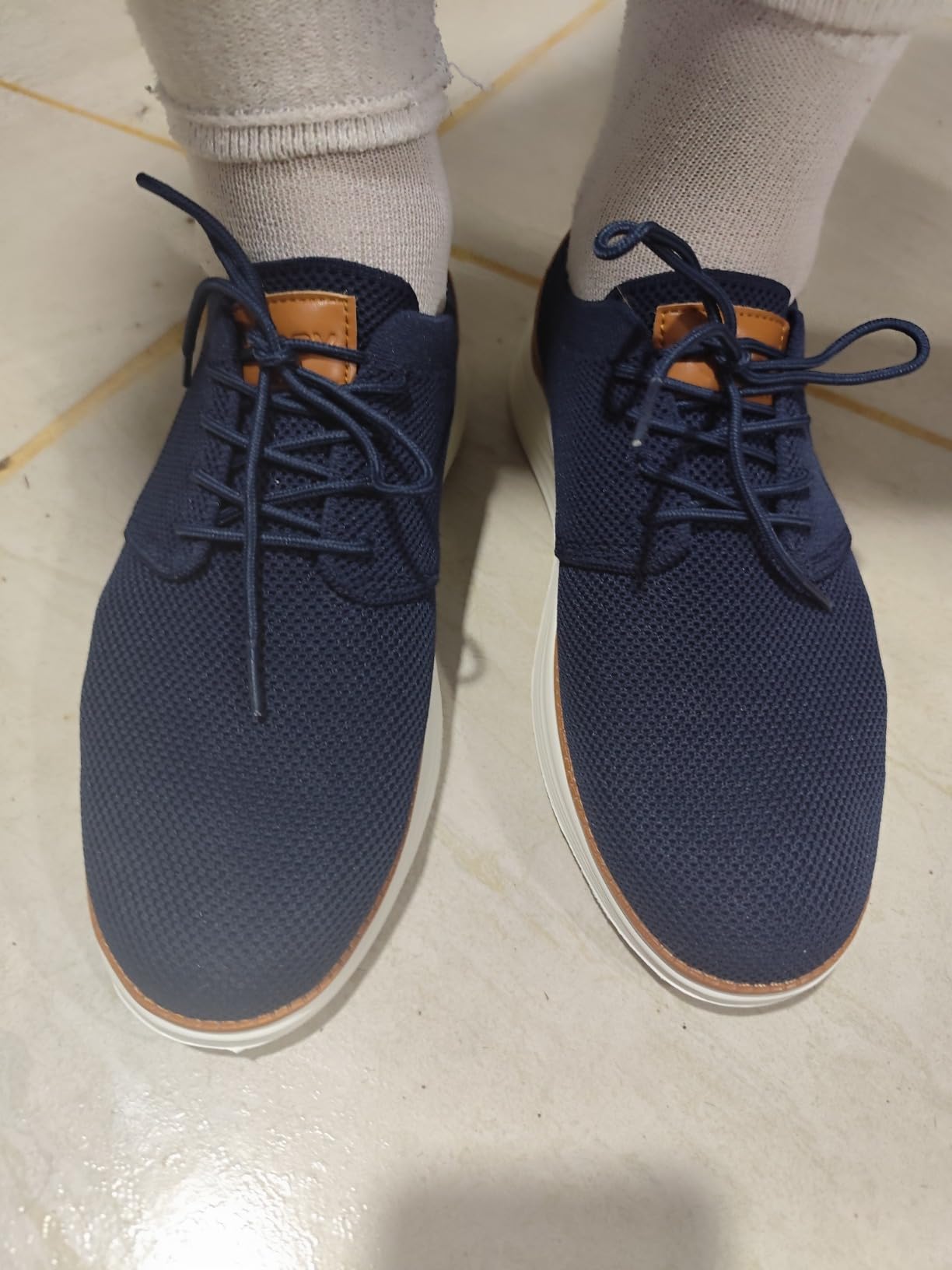 Product packaging and presentation of VILOCY dress sneakers in retail box
