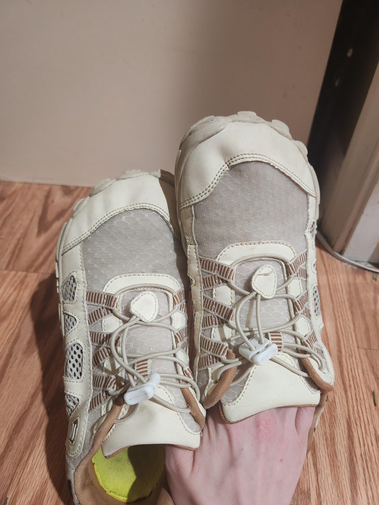 L-RUN water shoes worn casually showing their sneaker-like appearance