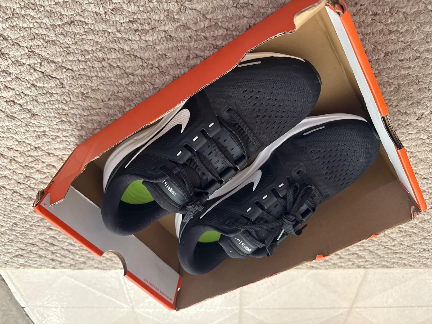 Nike Pegasus 37 packaging and unboxing showing what customers receive