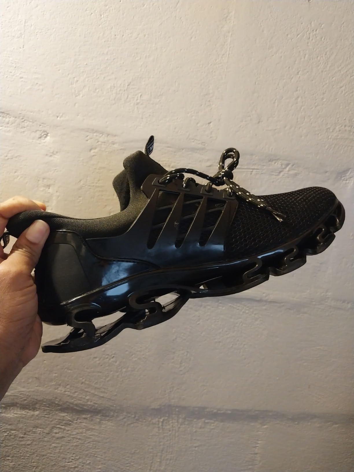 SKDOIUL Sport Running Shoes in-use demonstration showing real-world application