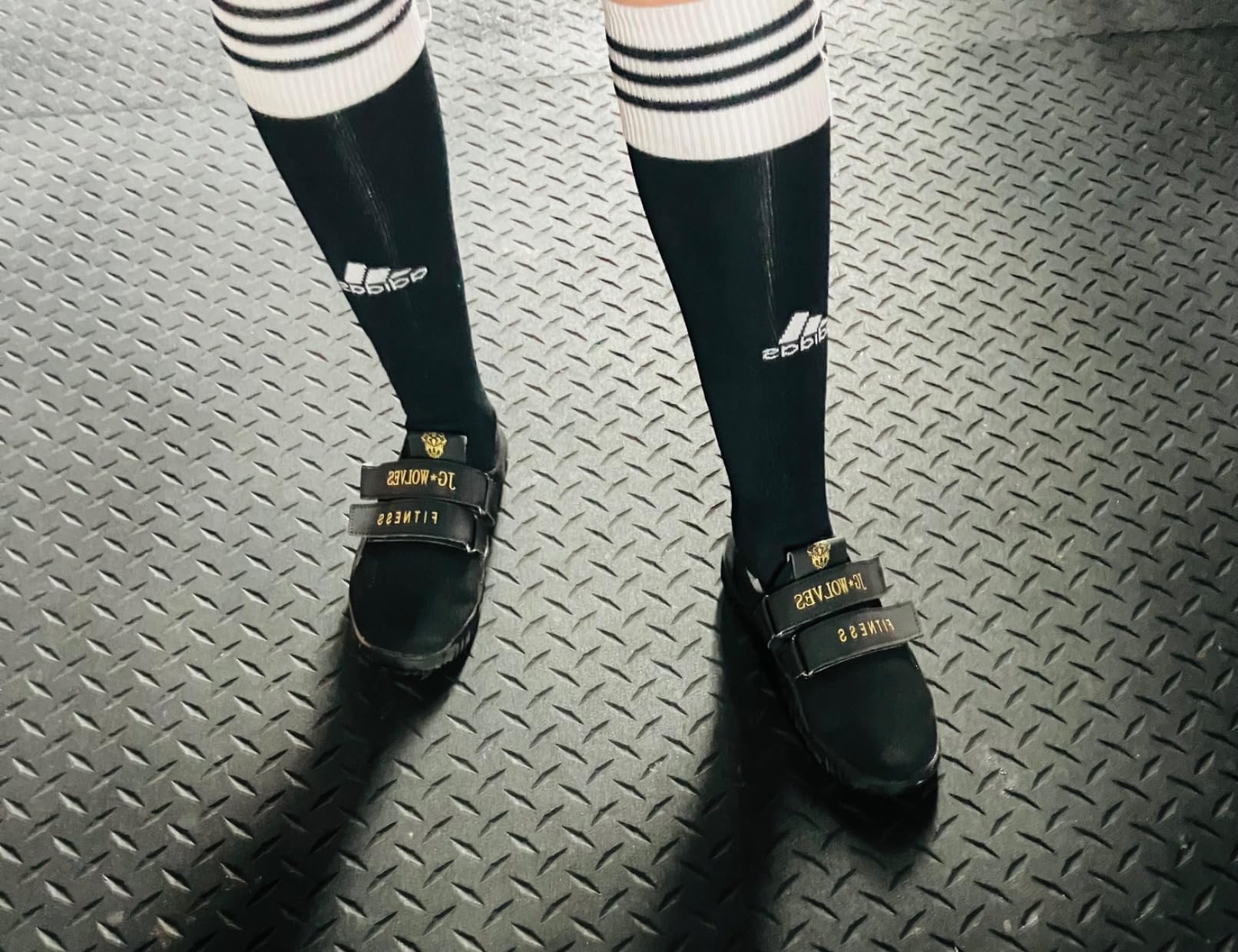 Side profile of fitness deadlift shoes showing ultra-flat sole design perfect for weight training stability