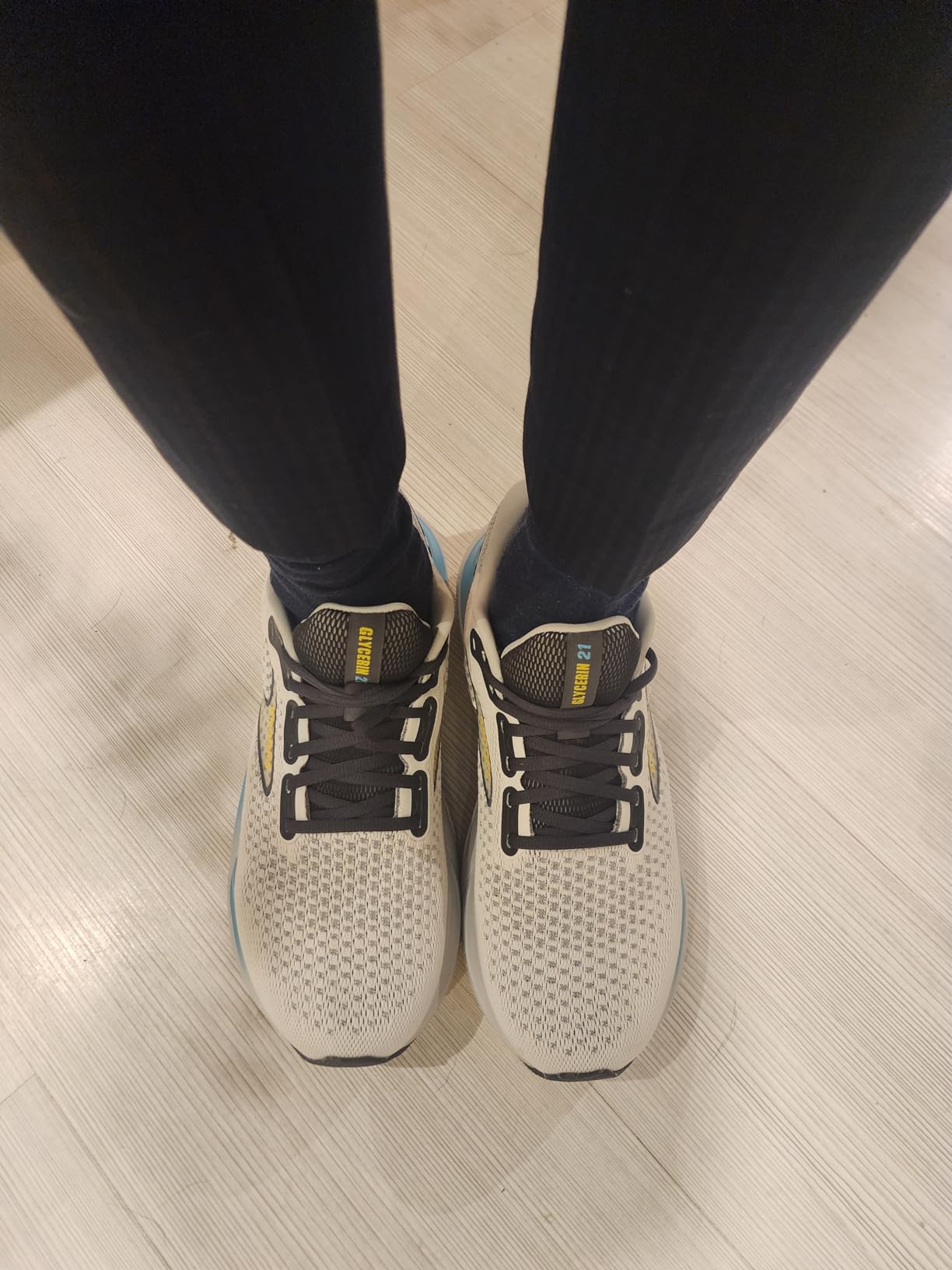Brooks Glycerin 21 side profile showing engineered warp knit upper and broad platform design