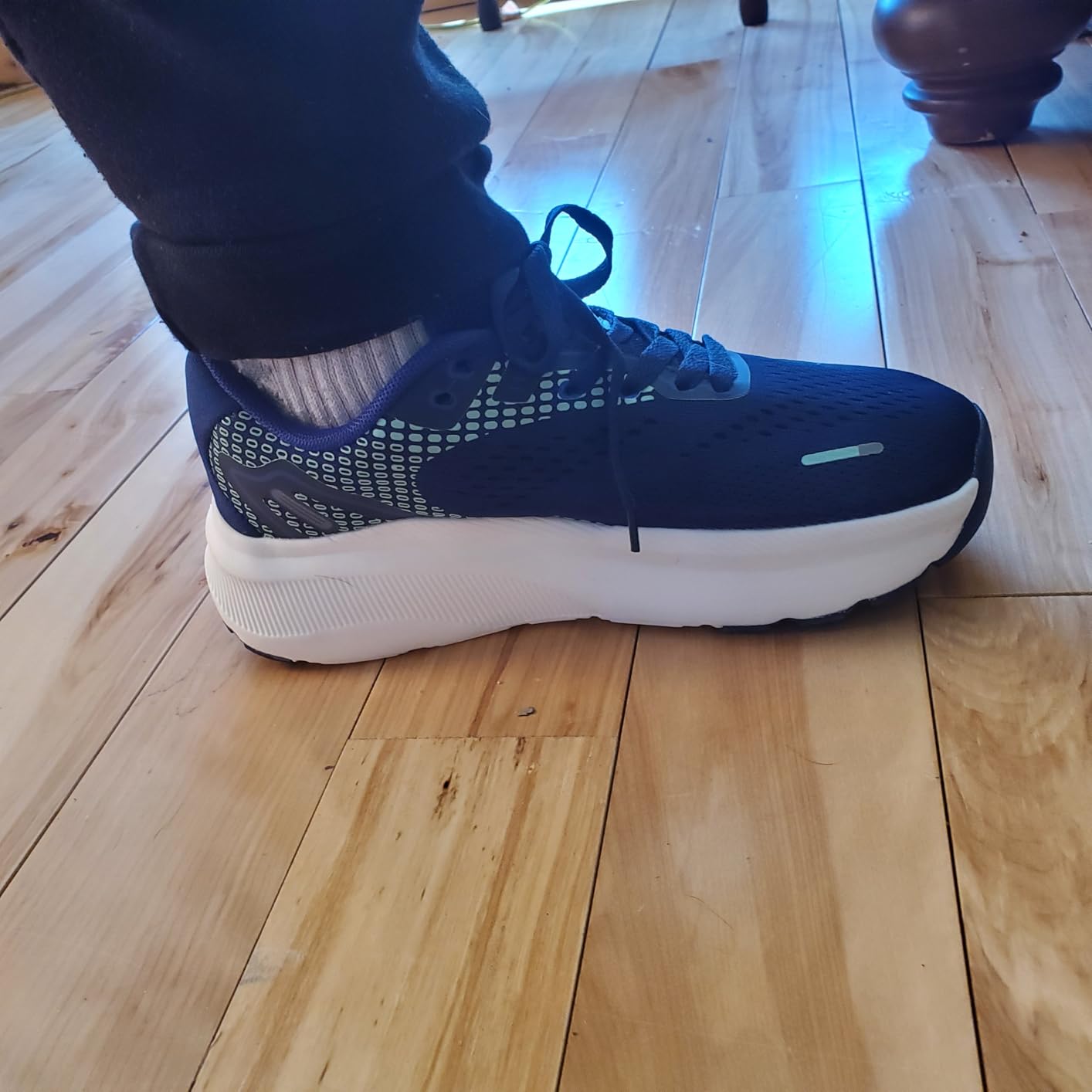 JACKSHIBO shoes design details showing wide toe box construction and lacing system
