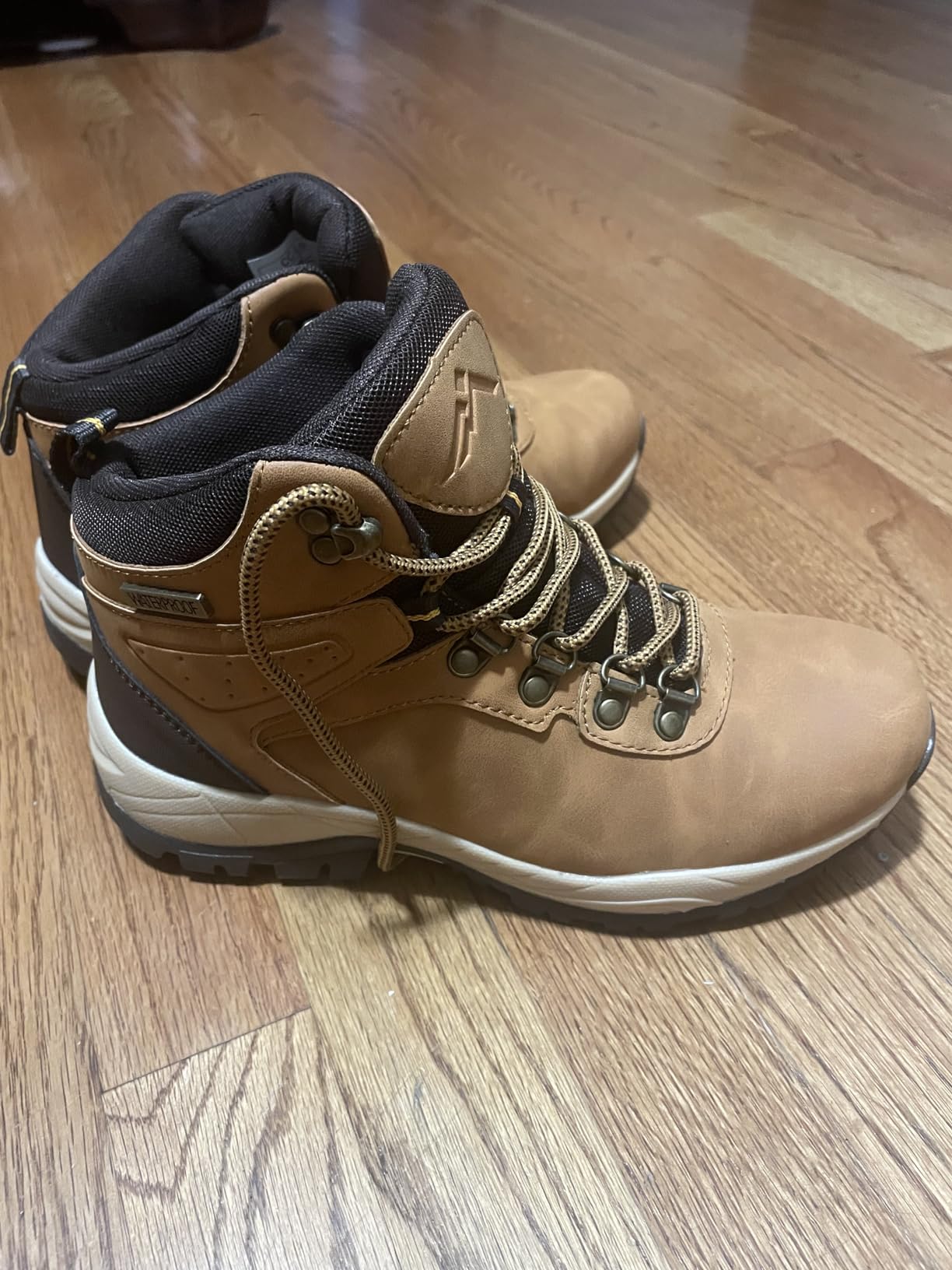 Final assessment of CC-Los hiking boots showing overall design and construction