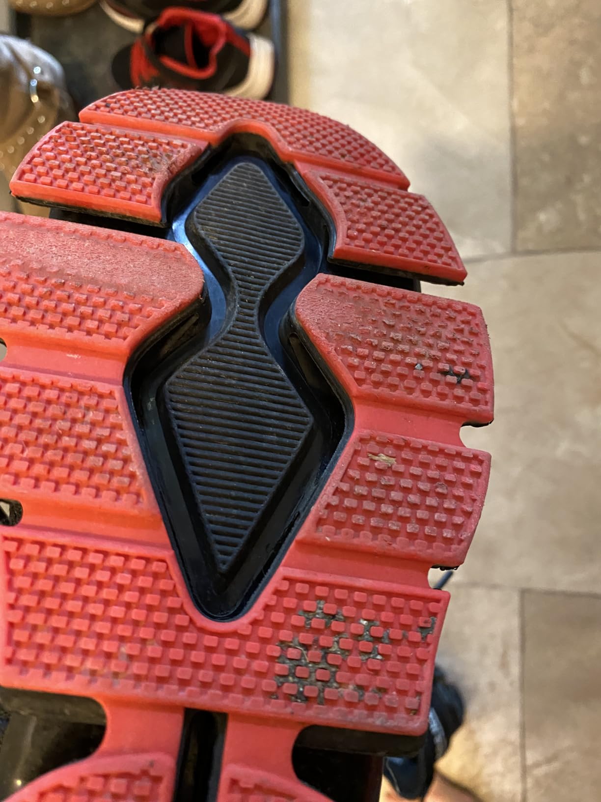 Close-up view of Vooncosir sneaker mesh upper construction and lacing system