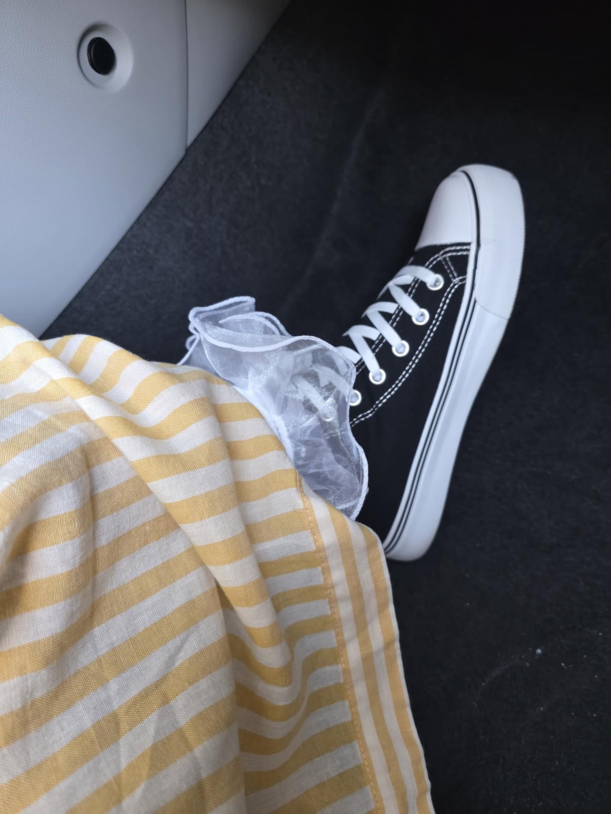Interior view of kufeiti canvas sneakers showing cushioned footbed and lining details