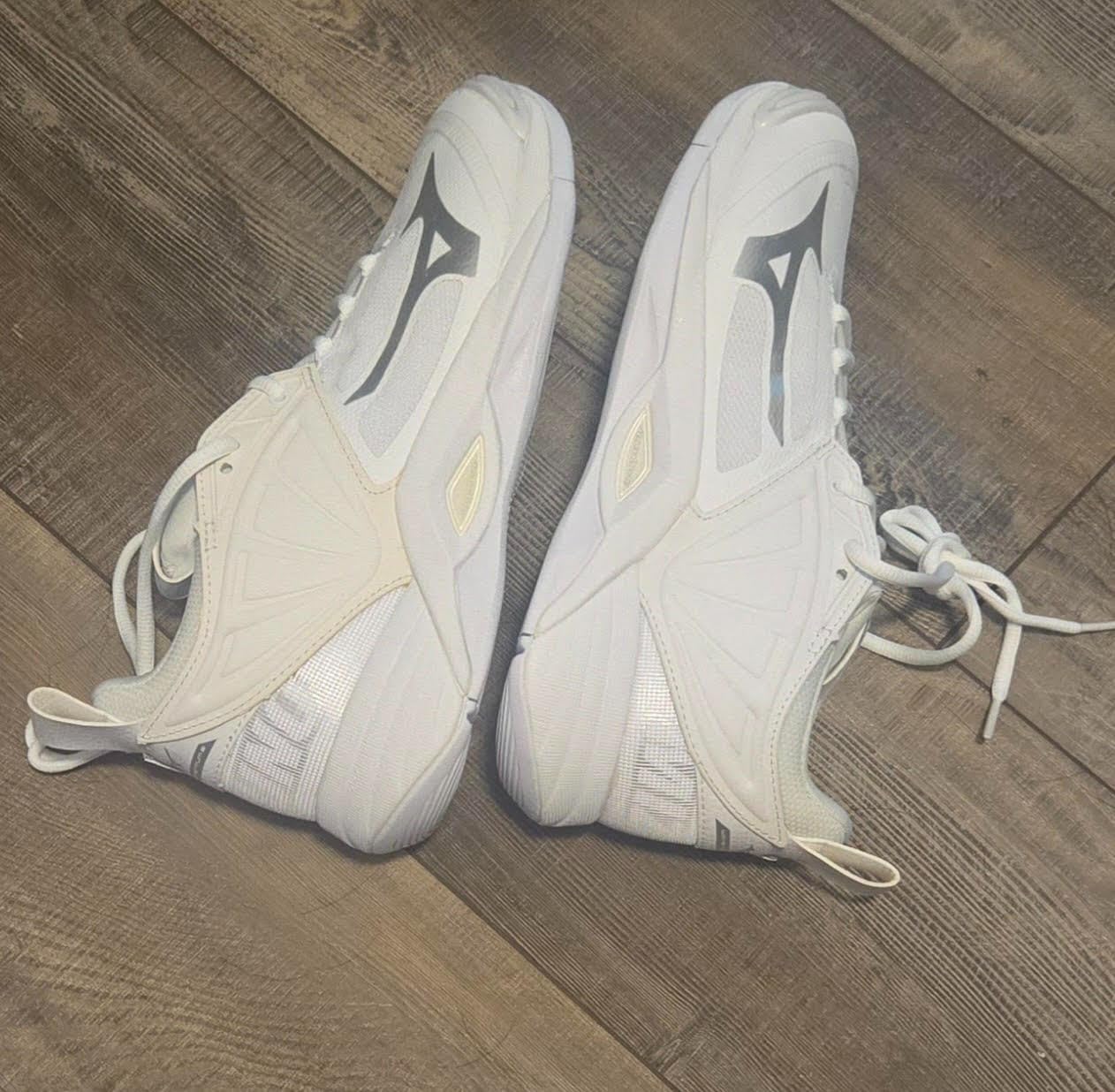 A pair of Mizuno Wave Momentum 2 shoes showing a color inconsistency between the left and right shoe