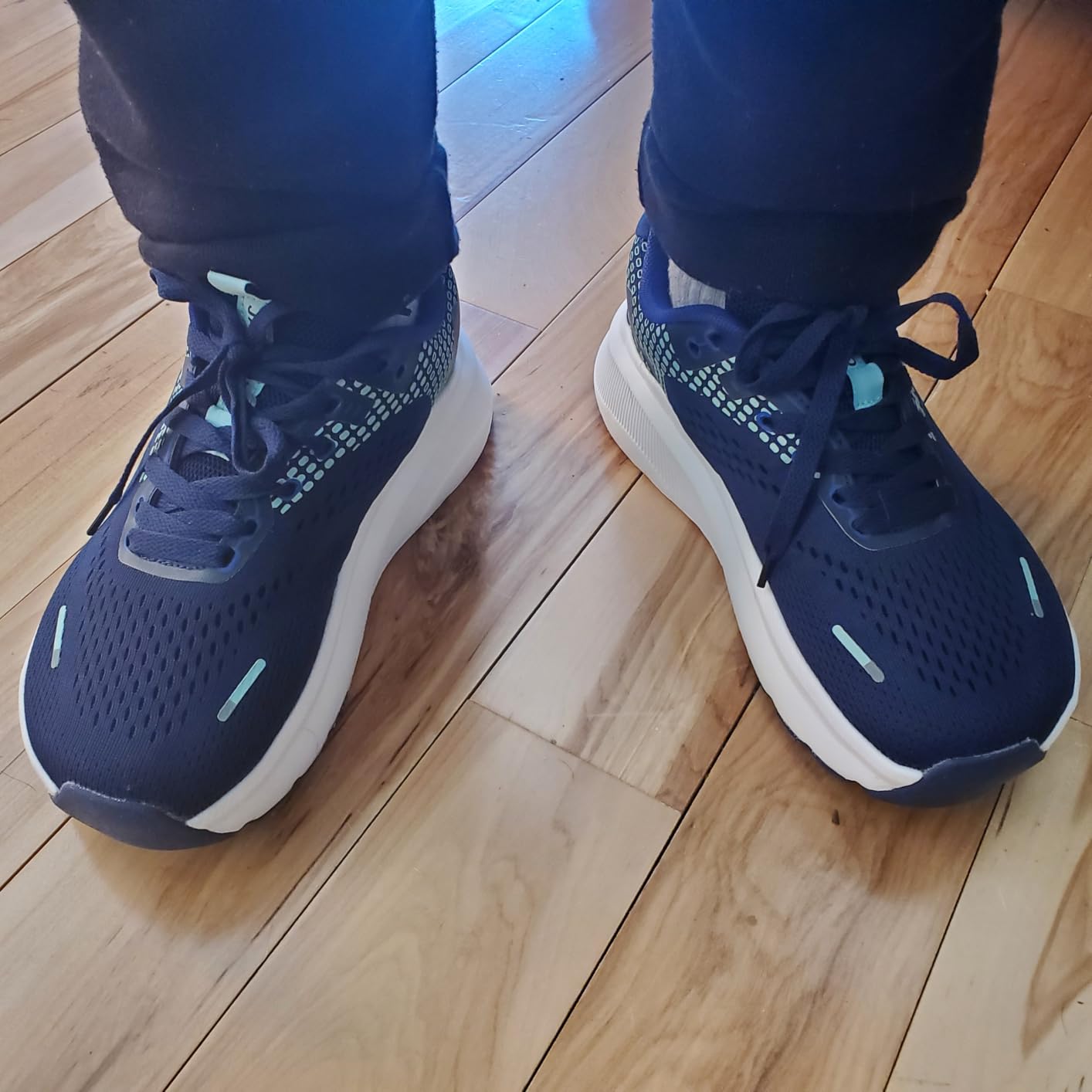 Side profile of JACKSHIBO women's shoe showing zero drop sole and athletic silhouette