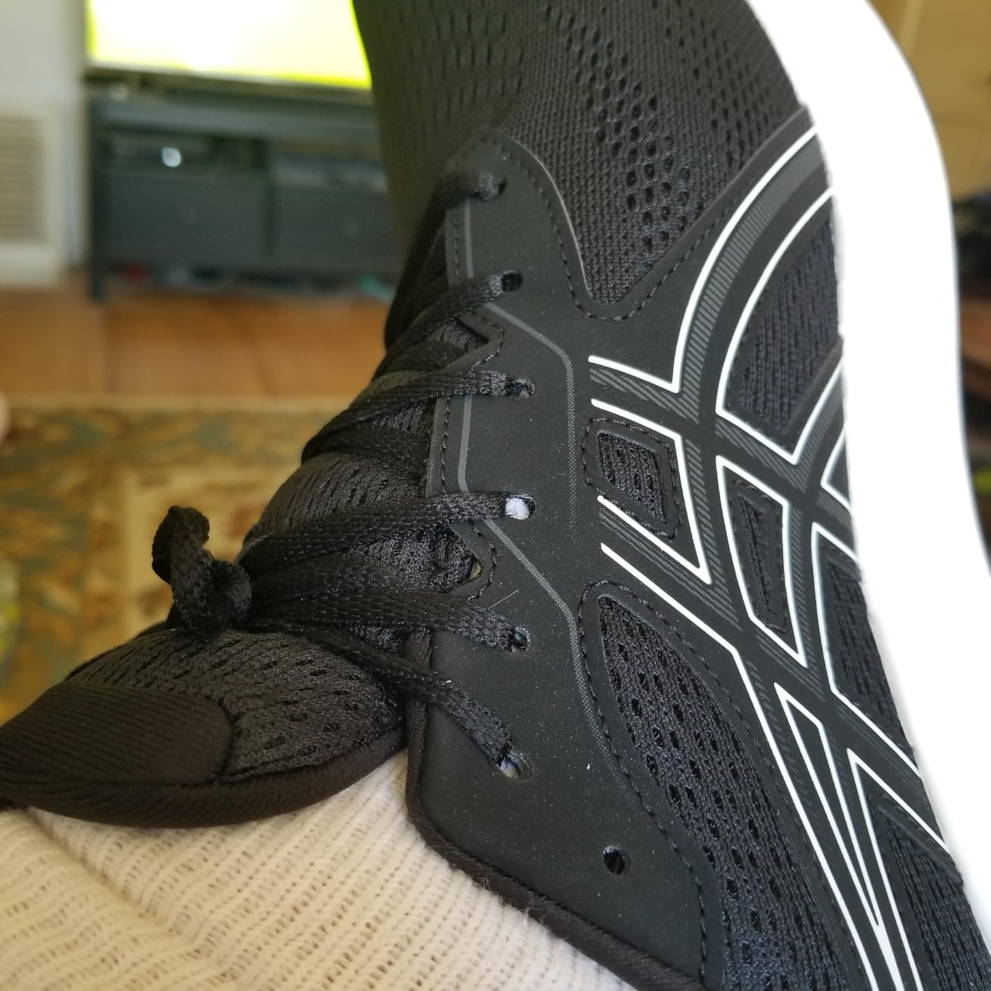 ASICS Gel-Contend 9 overall product shot showing design and construction