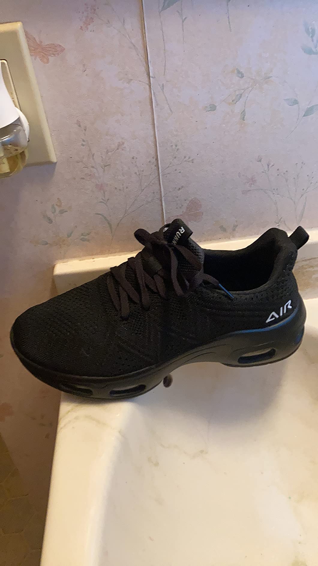 Product packaging and marketing claims versus actual AUPERF shoe performance
