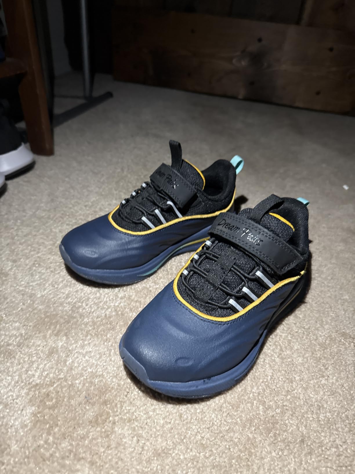 Close-up of Mishansha hiking shoe showing Oxford fabric upper and rubber toe protection
