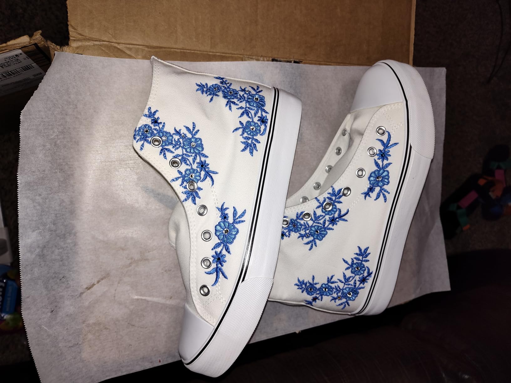 ZGR canvas sneakers showing embroidered floral detail design