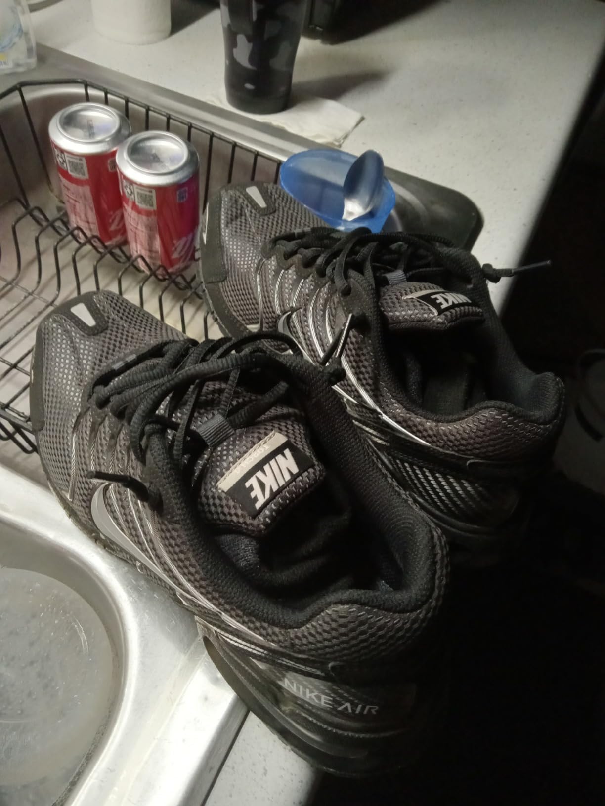 Nike Air Max Sequent 3 heel counter and lacing system detail view