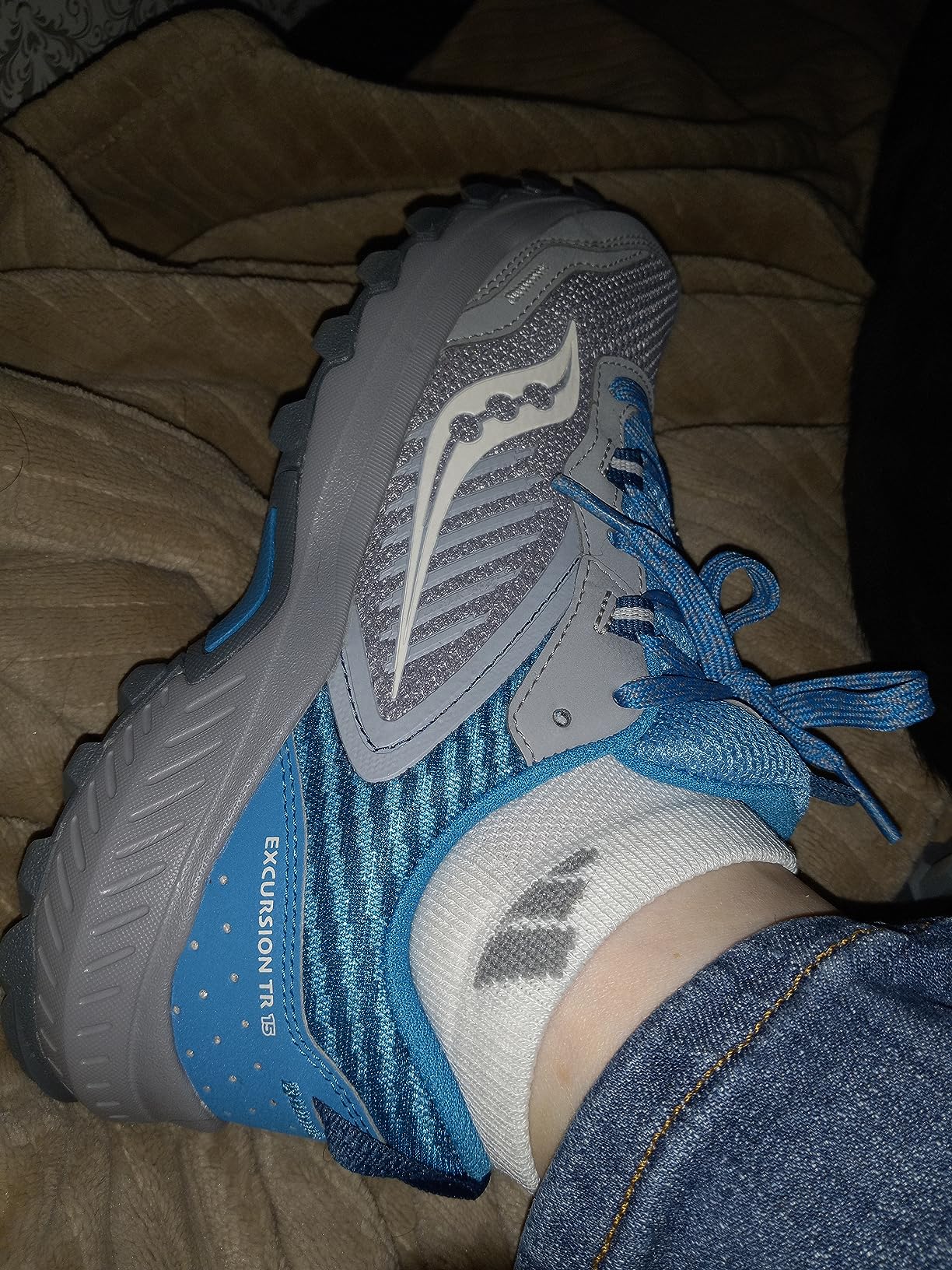Side profile showing VERSARUN midsole cushioning technology and heel-to-toe drop design