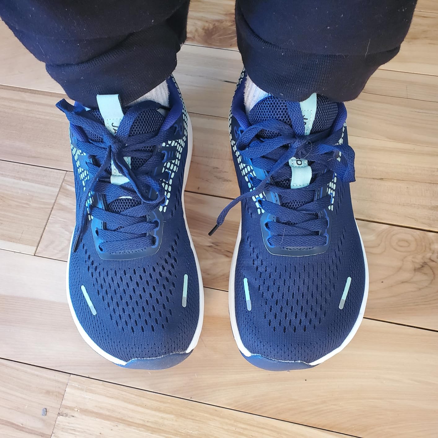 Close-up view of JACKSHIBO athletic shoe sole pattern and cushioning technology