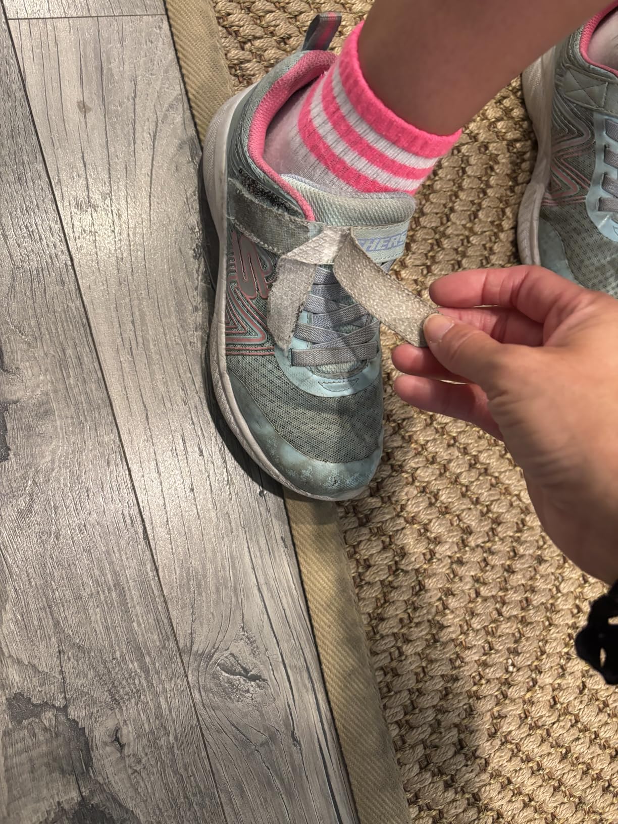 Another review image showing the sole of the Skechers sneaker detaching, highlighting quality concerns.