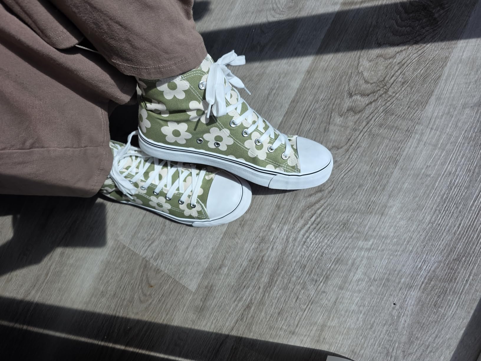 Detailed view of kufeiti sneakers sole and construction showing rubber outsole pattern