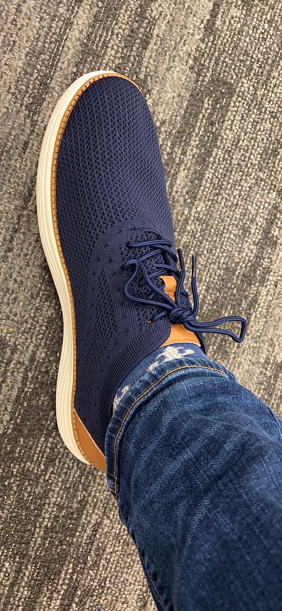 Customer testimonial showing satisfied user wearing VILOCY sneakers for daily office wear