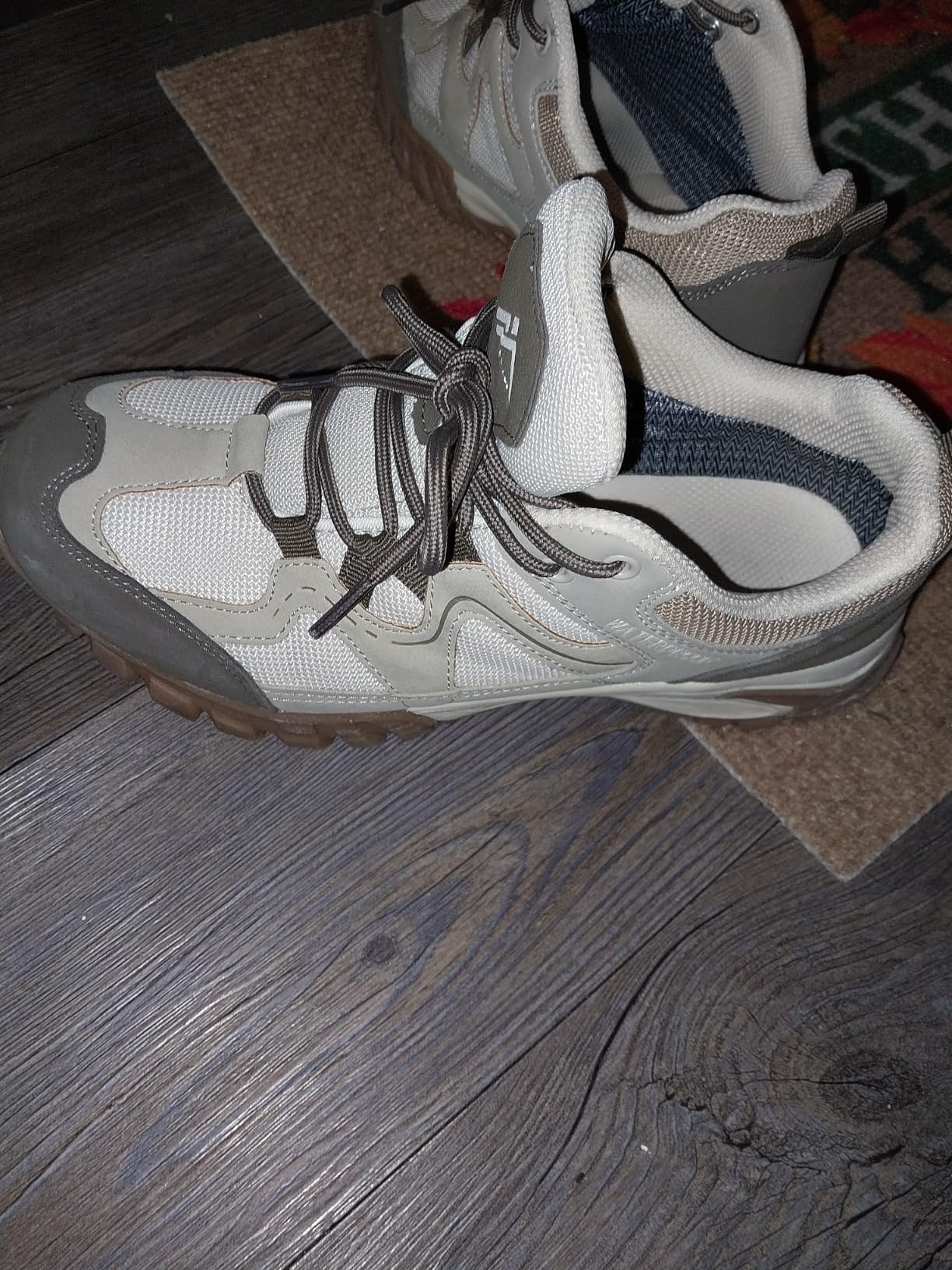 CC-Los women's hiking shoes worn on winter trail showing performance in snow and cold conditions