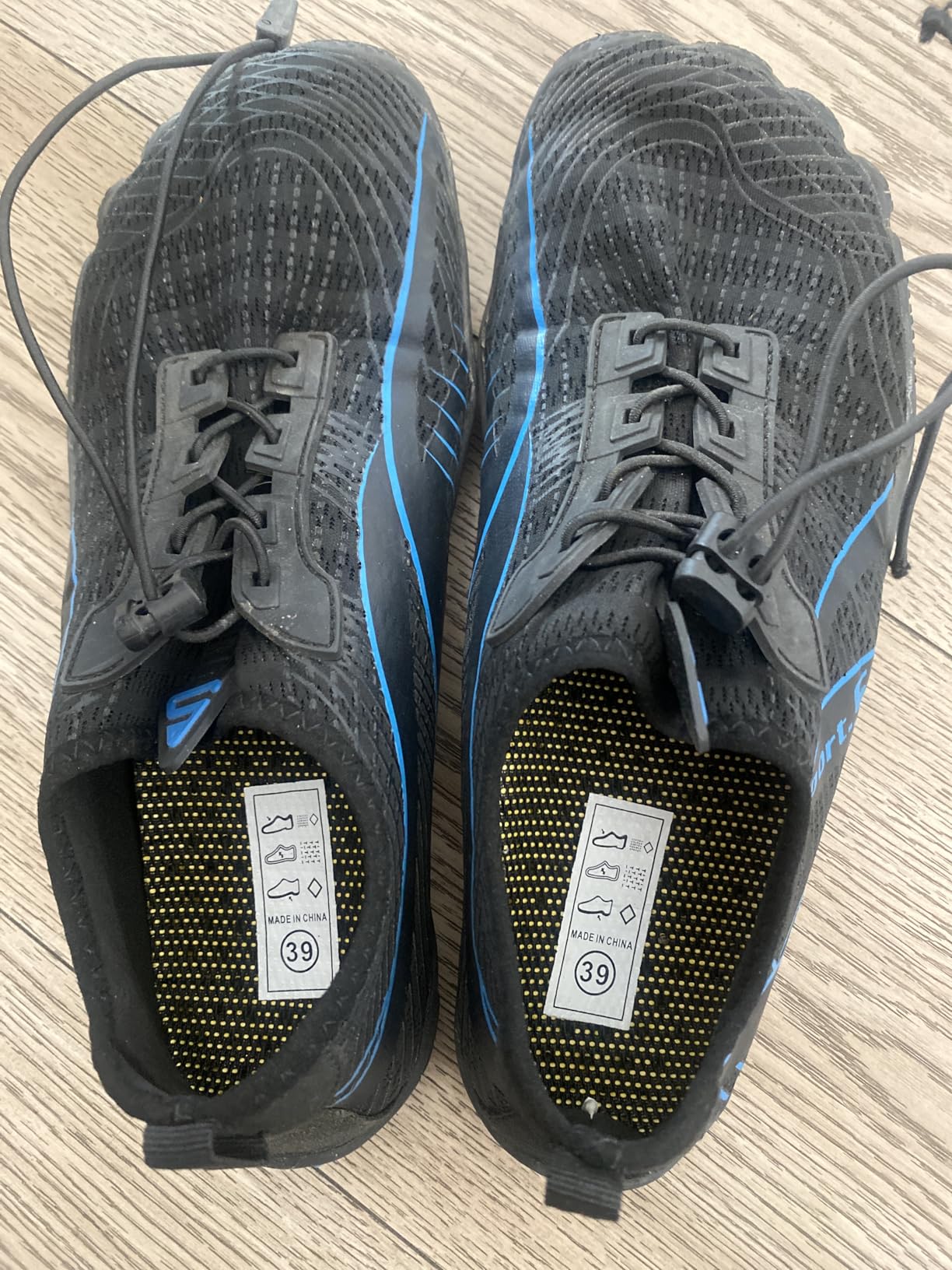 Water shoes mesh upper design with drainage pattern and flexible construction