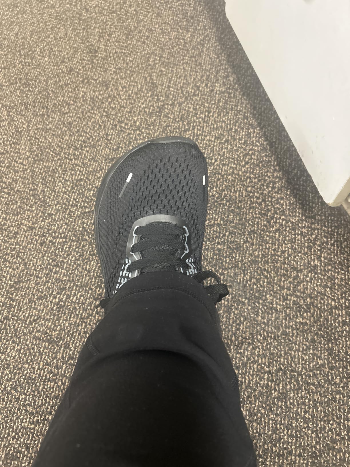 JACKSHIBO shoes during gym workout showing flexibility and support during cross-training exercises