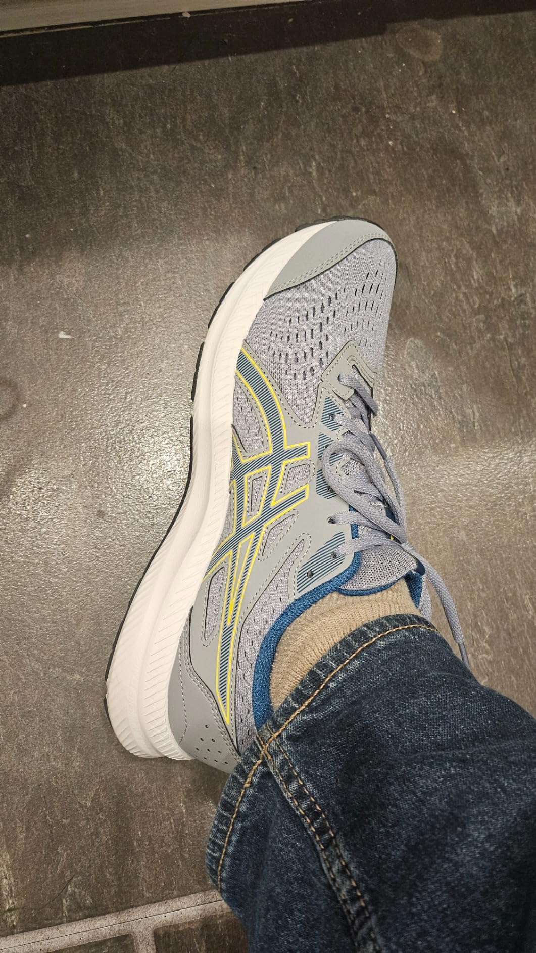 ASICS Gel-Contend 8 showing lacing system and tongue construction detail