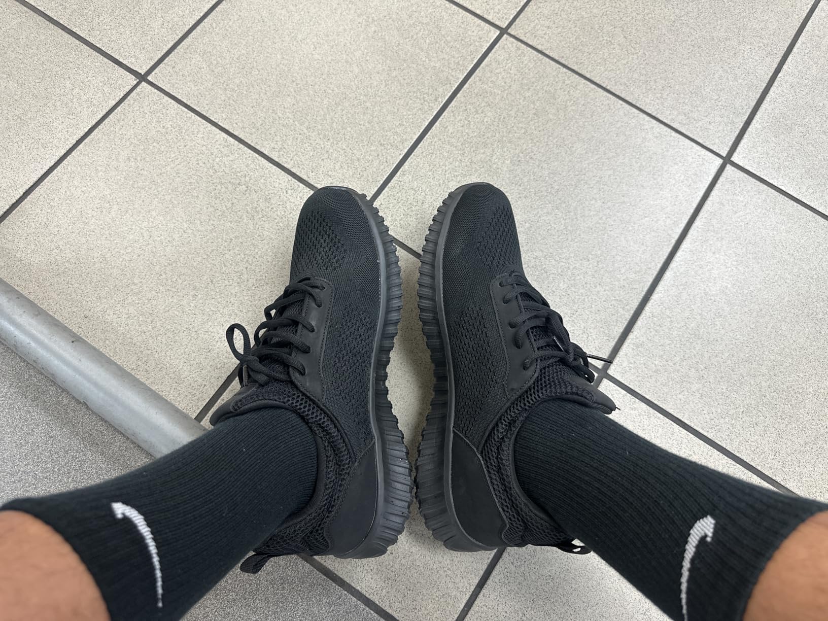 Bruno Marc work shoes mesh upper design and lacing system detail