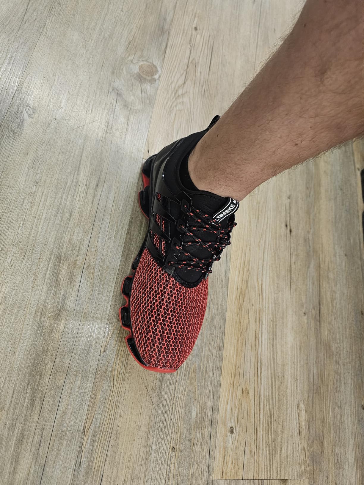 SKDOIUL running shoe side profile showing mesh upper ventilation and TPU sole design details